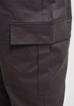 Dunkelgraue Cargo-Hosen aus robustem Material mit einer Seitentasche, sichtbaren Nähten und einer glatten Textur.