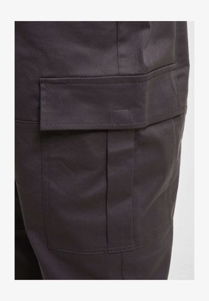 Dunkelgraue Cargo-Hosen aus robustem Material mit einer Seitentasche, sichtbaren Nähten und einer glatten Textur.