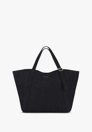 Grote zwarte tote bag van stofmateriaal, met een brede open bovenkant, twee schouderbanden en een subtiele gouden logo aan de voorkant.