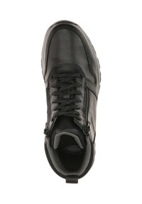 Zwarte leren sneaker met veters, gevoerde grijze binnenkant en zijritsen, van bovenaf gezien op een witte achtergrond.