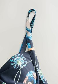 Fekete bikinifelsőrész kék és rózsaszín virágmintával, észrevehetően elegáns dizájnnal, állítható pántján arany díszítéssel.