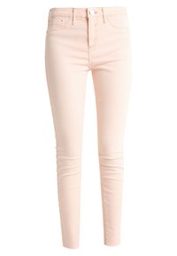 Jeans ajustados de color rosa pálido, confeccionados en una mezcla de algodón, con una cintura alta, diseño de cinco bolsillos y cierre de botón plateado.