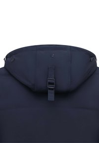 Marineblauwe jas met een hoge kraag en een verstelbare capuchon. Het materiaal lijkt glad met een matte afwerking. Bevat een gesp en drukknopen als sluitingen.