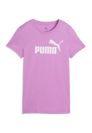 Liliowa koszulka z krótkim rękawem i okrągłym dekoltem, z białym logo Puma i tekstem wyśrodkowanym z przodu.