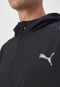 Puma RUN FAVORITE AOP WOVEN JACKET M - Jakna za treniranje - black-aop