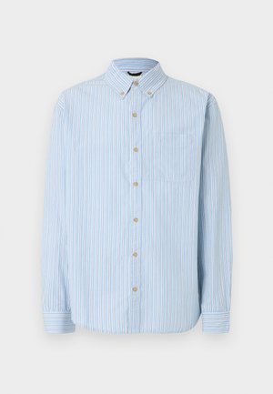 Lichtblauw overhemd met lange mouwen en verticale strepen in wit, blauw en beige, geknoopte kraag, borstzak en beige knopen.