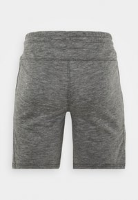 Šedé sportovní šortky vyrobené z texturované tkaniny, s elastickým pasem a bez viditelných kapes. Zadní pohled ukazuje hladký povrch a detaily šití.