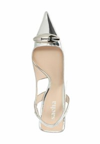 Sandale à talons hauts argentée avec un bout pointu, une finition métallique, des découpes courbées et un accent arrondi distinctif sur la bride.