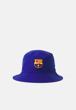 Blå bucket hat lavet af stof med et broderet FC Barcelona-logo på fronten. Blød tekstur, bred skygge og rund krone.