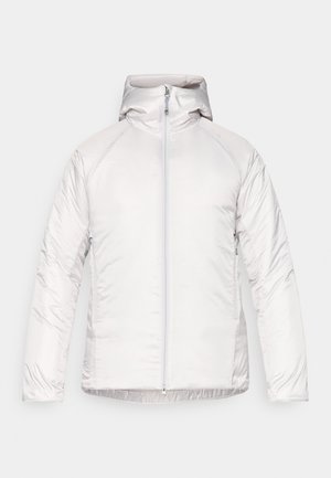 Jachetă albă cu glugă, cu o textură netedă și lucioasă, având un fermoar pe toată lungimea din față și mâneci raglan. Fără modele sau accente vizibile.