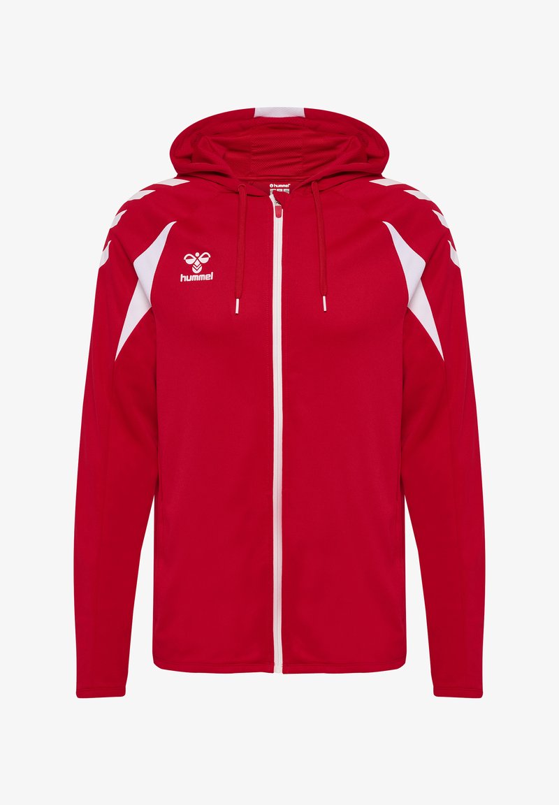 Veste rouge à capuche avec fermeture éclair intégrale, rayures blanches sur les épaules, fermeture éclair blanche et logo hummel sur la poitrine.