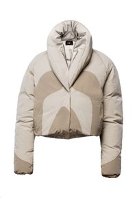Chaqueta corta tipo plumas en beige y crema con un cuello alto, que presenta un diseño acolchado y formas de panel contrastantes en el cuerpo y las mangas.