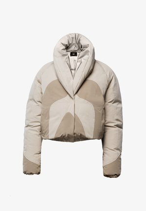 Lyhyt puffatakki vaaleanbeige ja kerma valkoisena, jossa on korkea kaulus, tikattu rakenne ja kontrastiväriset paneelimuodot vartalossa ja hihoissa.