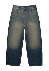 Vaqueros holgados de mezclilla en un lavado azul desvanecido. Presentan cinco bolsillos, cremallera y costuras visibles. Textura suave con ligera variación de color.