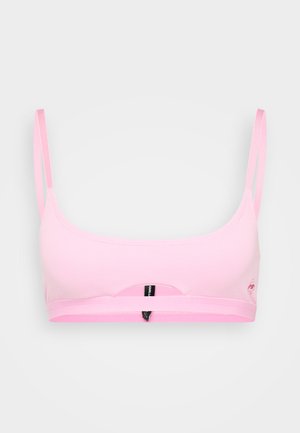 Roze bh met verstelbare bandjes, zachte ribbelstructuur en een brede band. Bevat een centrale uitsparing en een klein logo aan de zijkant.