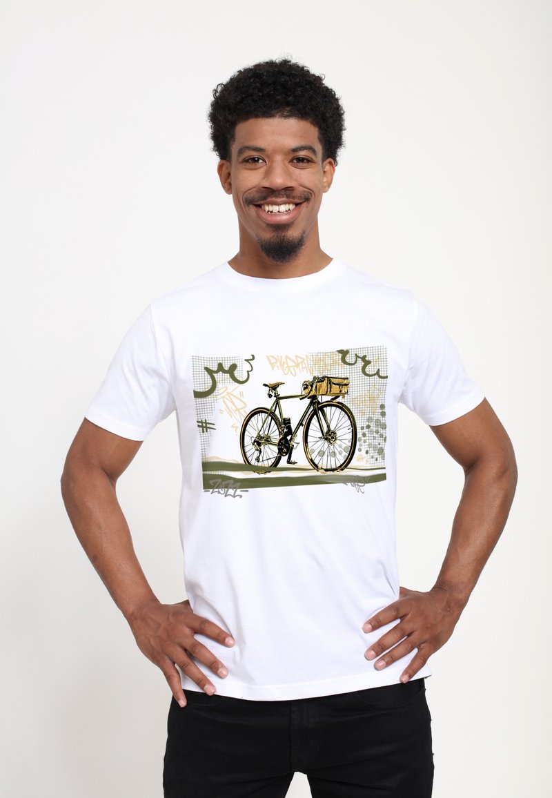 T-shirt bianco con una grafica di una bicicletta in nero e oro, con accenti verdi, sovrapposta a motivi astratti e testi in stile graffiti.