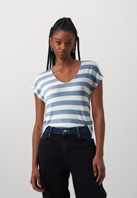 Blå og hvit stripete T-skjorte med myk tekstur, korte ermer og V-hals, sammen med mørke jeans. Enkelt design og avslappet passform.
