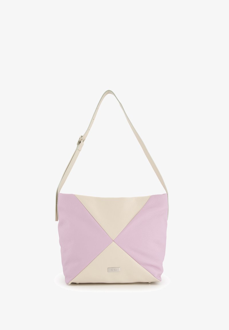 Lichtroze en crèmekleurige leren schoudertas met een geometrisch ontwerp, voorzien van een diagonaal patroon en een verstelbare strap. Zilveren logo-detail.