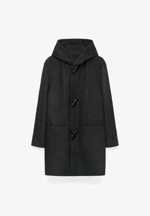 Cappotto in lana grigio scuro con cappuccio, dotato di chiusure a molla, due tasche frontali e un taglio dritto. Texture liscia.