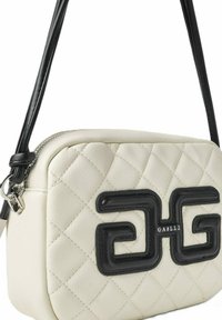 Borsa a tracolla in pelle bianca trapuntata con tracolla nera e grande logo nero in rilievo sul davanti con il piccolo testo bianco "GAULLE".