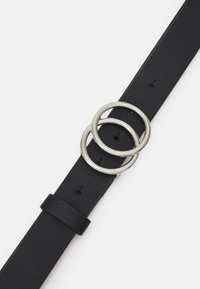 Ceinture en cuir noir avec une boucle en argent double circulaire, présentant une texture lisse et plusieurs trous d'ajustement.