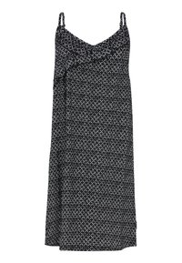 Robe à motifs noir et blanc avec des fines bretelles, un décolleté drapé et une coupe ample. Le tissu a une apparence légère et texturée.