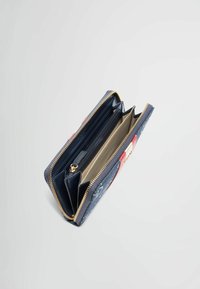 Portafoglio blu navy con chiusura a zip, dotato di accenti rossi e molteplici scomparti. Textura liscia con motivo floreale all'esterno.