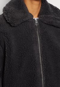 Weekday Abrigo de invierno - grey