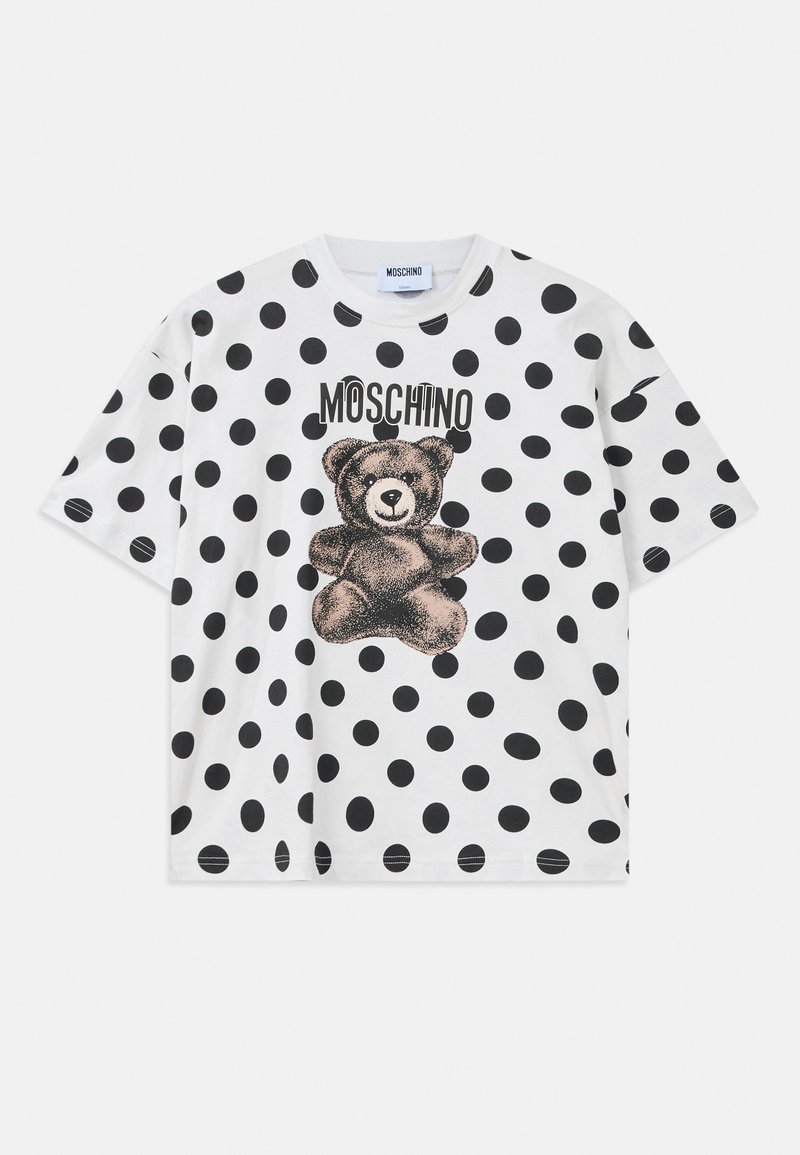 Witte katoenen t-shirt met een zwart stippenpatroon, een beerafbeelding en de tekst "Moschino" in het zwart boven het ontwerp. Korte mouwen.