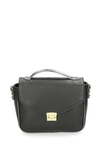 Borsa a tracolla in pelle nera con una finitura testurizzata, patta curvata, clasp metallico e tracolla in argento removibile.