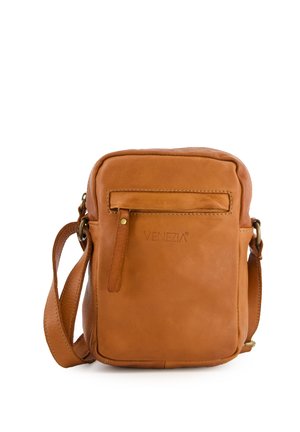 Tasche aus tanfarbenem Leder im crossbody Stil mit rechteckiger Form, einer vorderen Reißverschlusstasche und dem eingeprägten VENEZIA-Logo. Sie verfügt über einen verstellbaren Schultergurt.