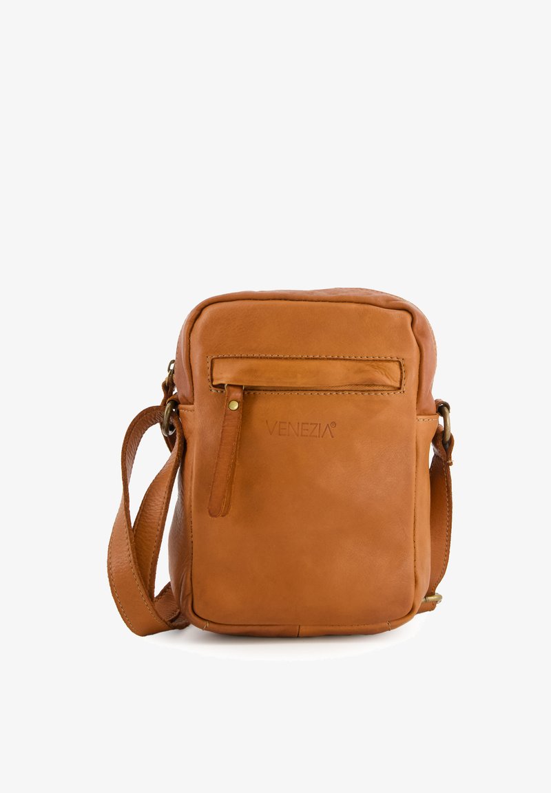 Růžový kožený přes rameno s obdélníkovým tvarem, přední kapsou na zip a embosovaným logem VENEZIA. Obsahuje nastavitelný ramenní popruh.