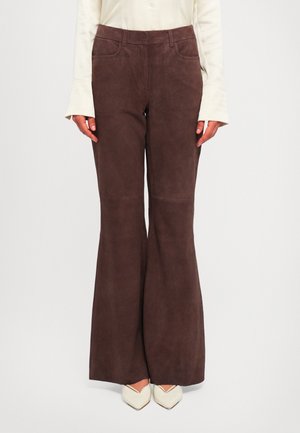 FLARED - Pantalón de cuero - chicory coffee