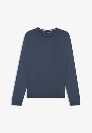 Granatowy, długi sweter z miękkiego materiału, z okrągłym dekoltem oraz ściągaczami przy mankietach i dole. Widoczna metka z laboratorium.