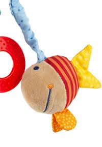 Giocattolo pesce di peluche con pinne a pois gialli, corpo a strisce rosse e arancioni, anello di sospensione in tessuto blu testurizzato e anello da dentizione circolare rosso.