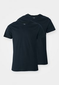 Deux T-shirts noirs unis à col en V et à manches courtes superposés sur un fond blanc.