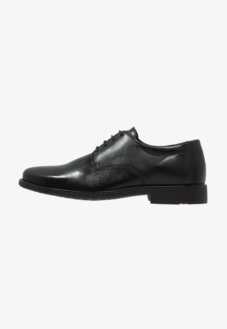 Chaussure habillée en cuir noir avec une finition lisse, bout arrondi, laçage à cinq œillets et semelle en caoutchouc texturé et basse. Design minimaliste.