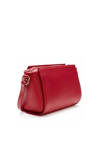 Borsa a tracolla in pelle rossa con finitura texturizzata, forma rettangolare e chiusura con zip. Presenta una tracolla corta con hardware metallico.