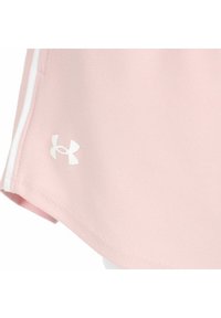 T-shirt de sport rose clair avec une texture côtelée, des accents blancs sur les côtés et un logo Under Armour blanc sur le bas.