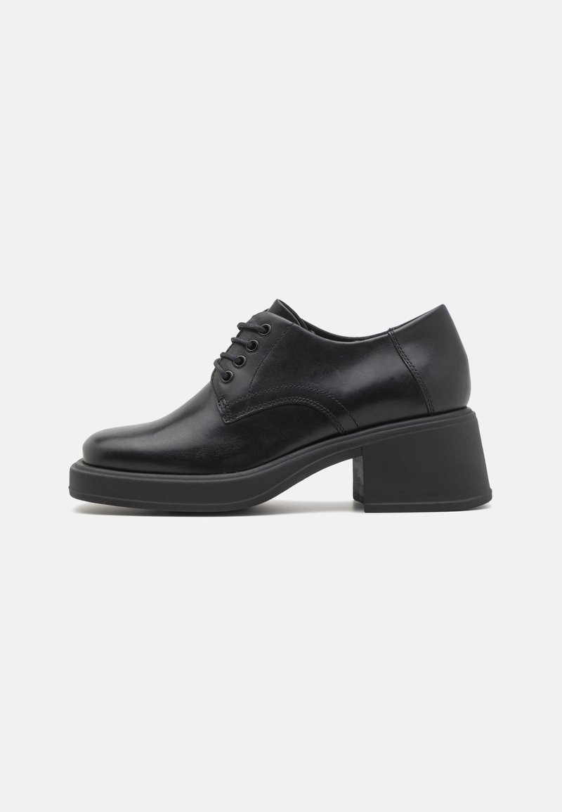 Sapatos pretos de couro com atacadores, com ponta arredondada e um salto bloco de altura média. Textura suave com detalhes de costura mínimos.