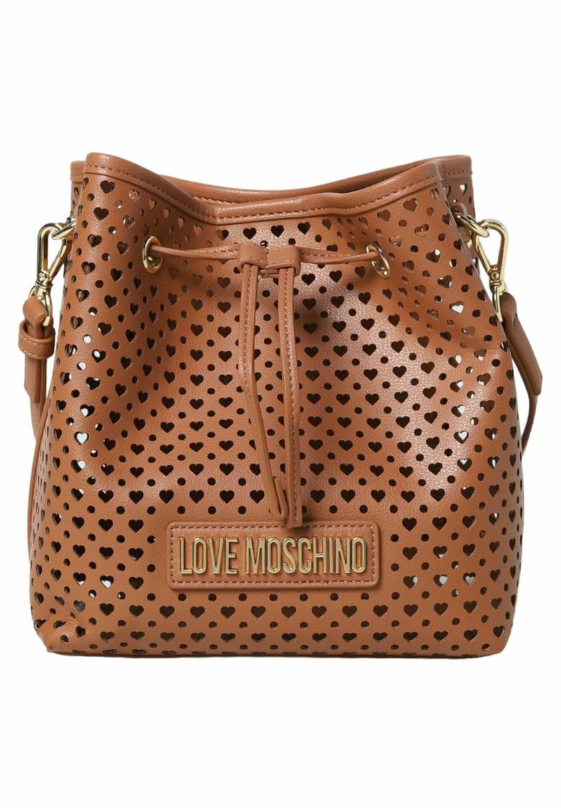 Bruine leren emmerzak met hartvormige uitsparingen, hardware van goudkleurig metaal, trekkoordsluiting en een gegraveerde logopatch aan de voorkant.