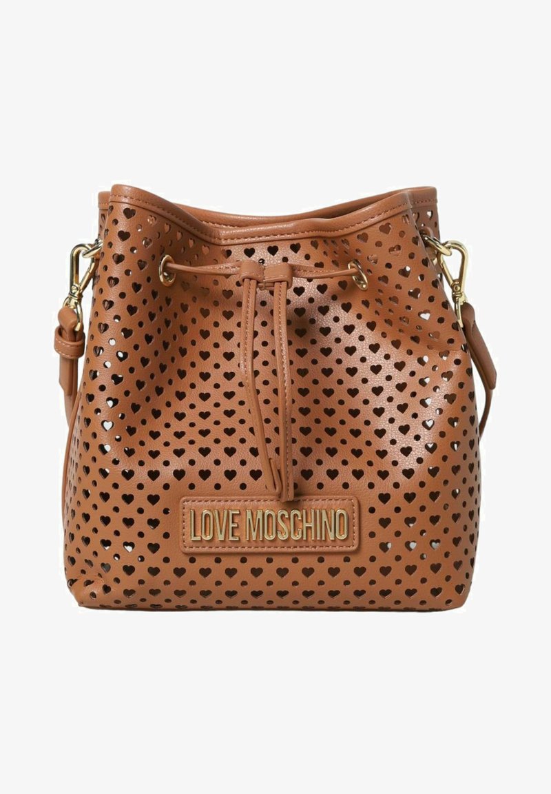 Bruine leren emmerzak met hartvormige uitsparingen, hardware van goudkleurig metaal, trekkoordsluiting en een gegraveerde logopatch aan de voorkant.