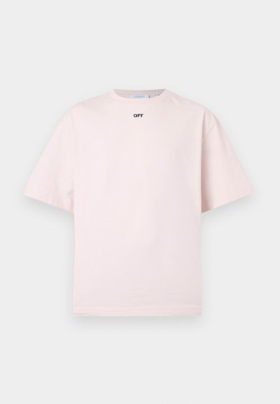 Ροζ ανοιχτό ροζ κοντομάνικο t-shirt με στρογγυλή λαιμόκοψη και μικρό μαύρο κείμενο «OFF» στο κέντρο κοντά στον γιακά.
