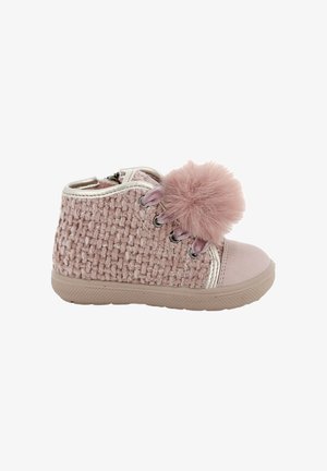 Stivali alla caviglia rosa chiaro con tessuto testurizzato, dettaglio in pom-pom di pelliccia sintetica, occhielli metallici e suola in gomma. Presenta una bordatura metallica.