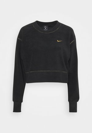 Zwarte cropped Nike-sweater met lange mouwen, ronde hals en klein geel swoosh-logo op de linkerborst.
