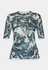 Kortärmad topp med ett abstrakt blått och vitt mönster. Tillverkad av ett mjukt tyg med en figurnära design och rund halsringning.