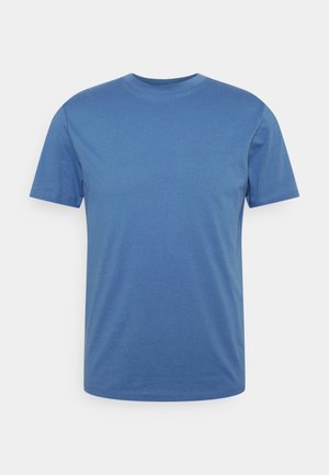 Modré tričko s krátkým rukávem vyrobené z měkké látky, s klasickým kulatým výstřihem a hladkou texturou. Žádné vzory ani akcenty.