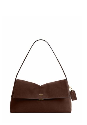 Bolso de hombro Coach de ante marrón con cierre de solapa, correa sencilla, logo dorado y etiqueta de cuero adjunta.