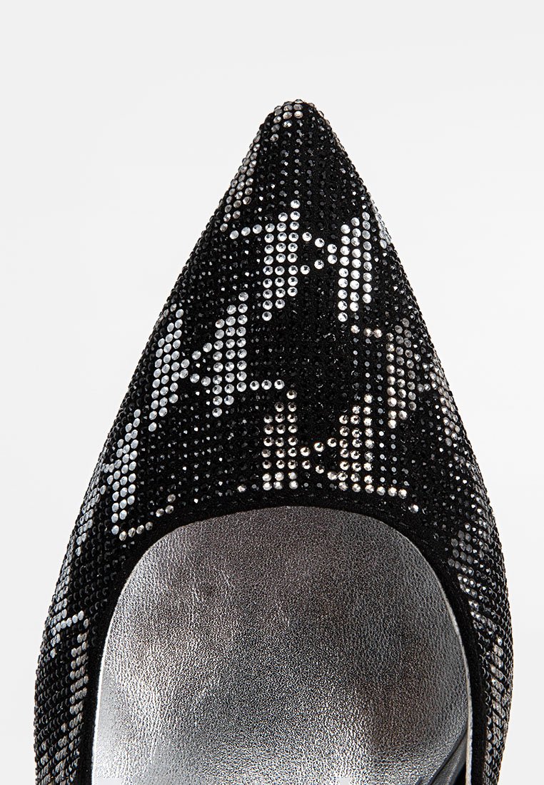 Chaussure noire à bout pointu ornée de strass argentés formant un motif décoratif sur la surface supérieure.