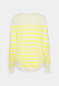 Jasnożółty sweter z poziomymi paskami w jasnym żółtym kolorze, dzianinowa struktura, okrągły dekolt oraz lekko zaokrąglony dół z długimi rękawami.